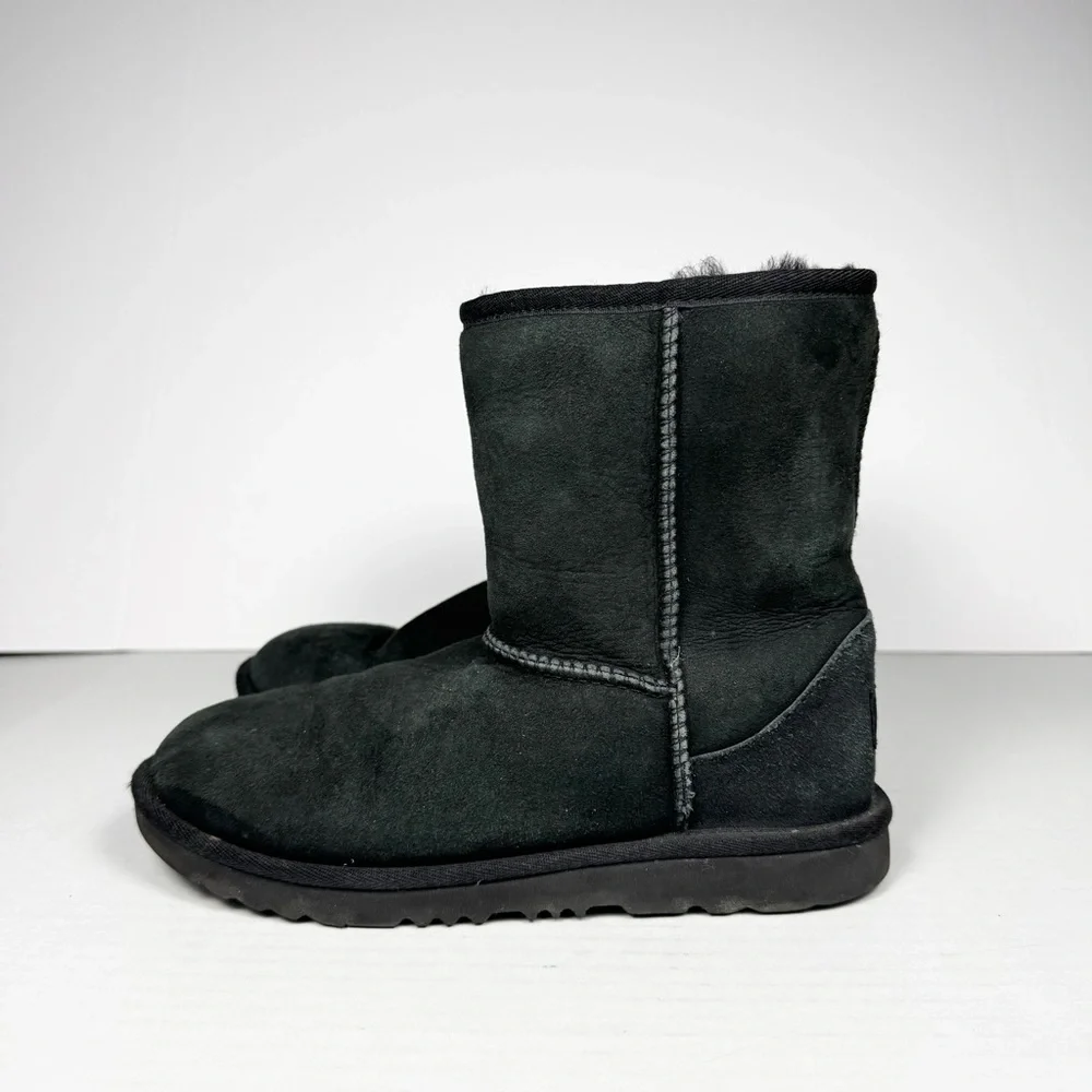 UGG Classic Short II Boots Black Suede Sz 5Y/W7